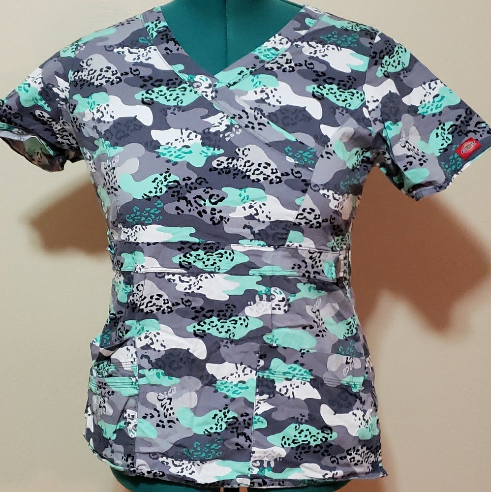 Dickies Camo Scrub Top